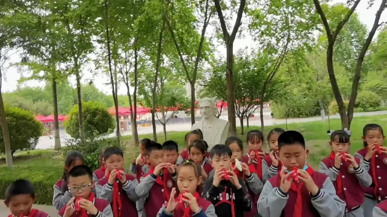 桓台实验学校二年级学生用中国风泥哨演奏