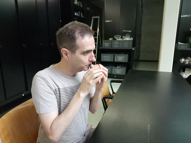 法比欧在法恩莎国际陶瓷博物馆试吹1000年历史的南美泥哨，用我们的泥哨音准作为参照